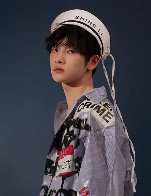 舞台上有着不符年龄的沉稳大气.总是酷酷的,但却透着可爱.