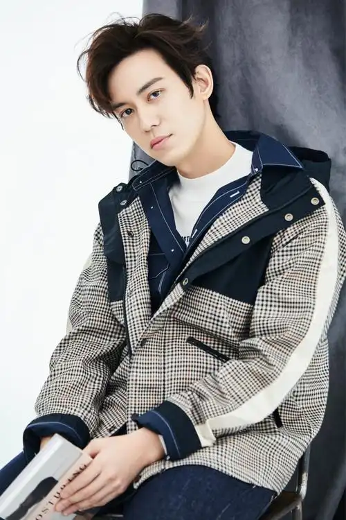 陈楚河风衣写真曝光 温暖深秋自在洒脱