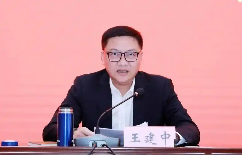王建中首先代表党工委,管委会,向奋战在两条战线上