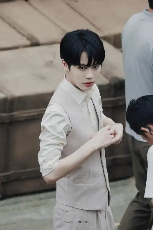 一见倾心制服剧照##林彦俊一见倾心湿发路透
