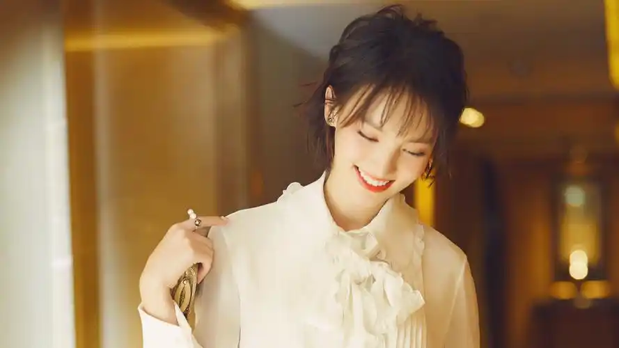 金晨性感一字肩礼服桌面壁纸