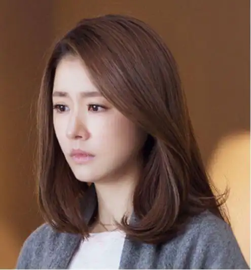 中长发梨花头造型,披肩中长发做成发尾内扣的梨花头,知性大方,深栗色
