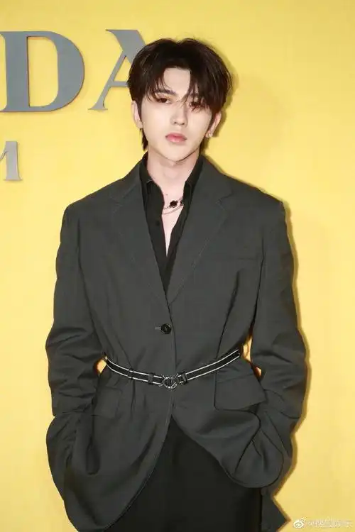 蔡徐坤超话出席prada 2021春夏女装系列线上发布秀,西装外套搭配黑色