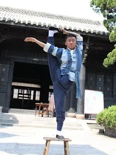 王宝强自创"板凳功" 少林拳融合另类武器