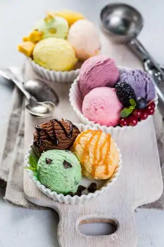 选择的多彩冰淇淋勺