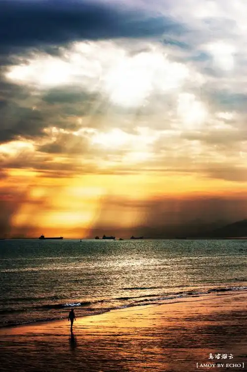 对于远处海边天际的这样一束光线,手握相机的我又怎么能错过.