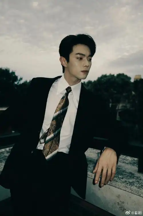 许凯复古胶片风西装大片##许凯黑西装复古大片