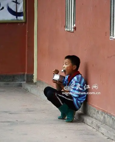 南昌学生周丽琴每天上学赤足走山路之追踪:给贫困孩子送双运动鞋