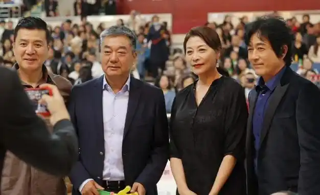 王志飞亮相成都展现成熟男人的魅力