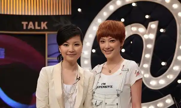 曹可凡老师在2003年就开始主持的《可凡倾听》,是上海电视台一档收视