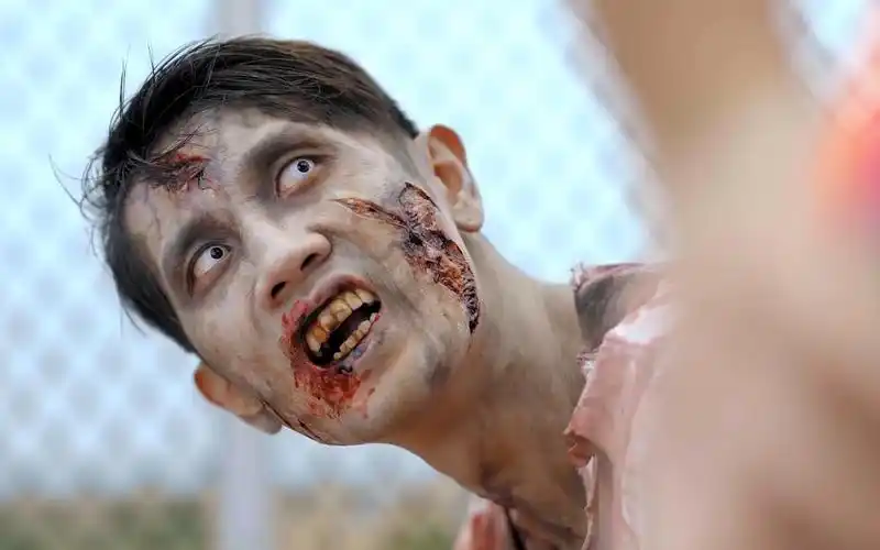 小伙在女孩面前耍帅,用僵尸的脑袋灌篮,俘获女孩芳心_哔哩哔哩_bili