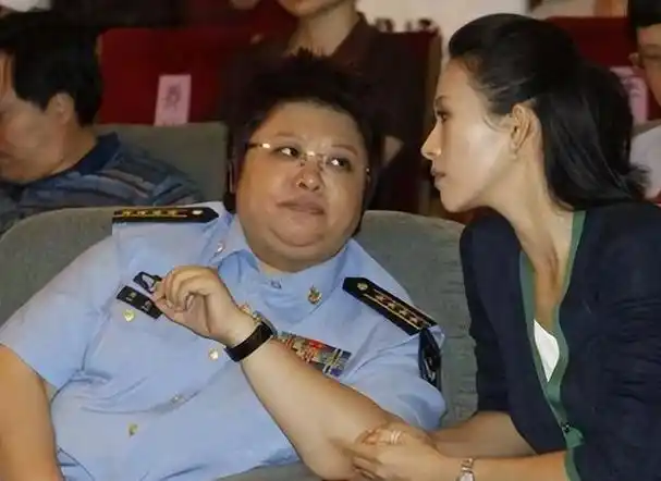 有人故意把她和韩红的合照放到网上,还配了文说"管彤韩红在美国结婚了