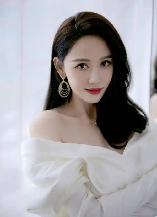 陈乔恩黑色v领连衣裙好诱人,浅浅微笑优雅迷人_身材_印象_姐姐