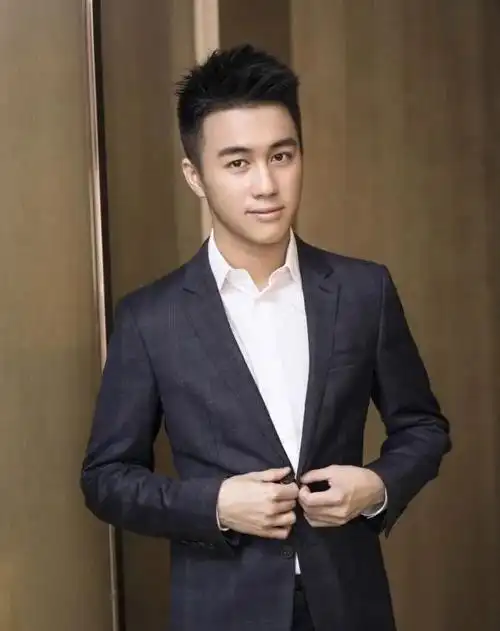 29岁的他,过着"霸总小说"人生