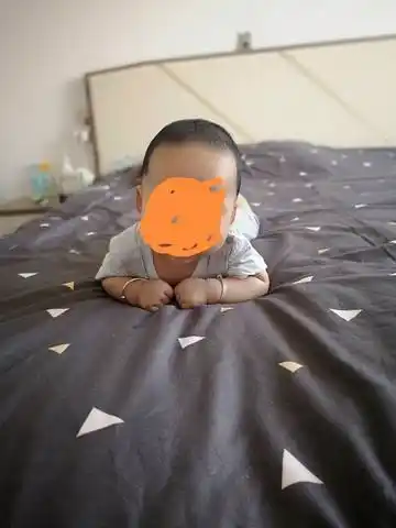 宝宝三个半月,昨天发现趴着的时候头总是向左歪,但