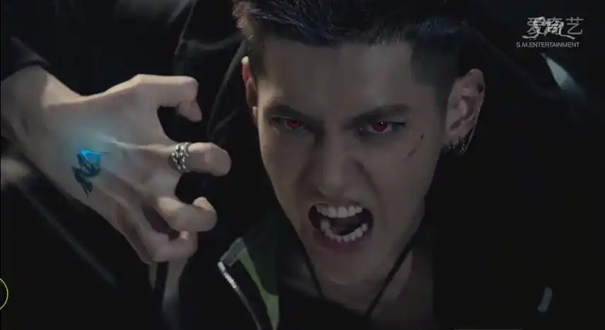 exo里kris狼与美女的闪光纹身图?