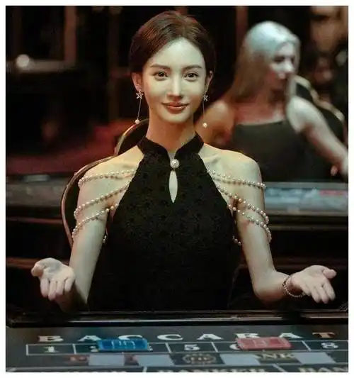 金晨国外与网友合照网友惊呆大胆吊带着她33岁金晨的敢穿风采