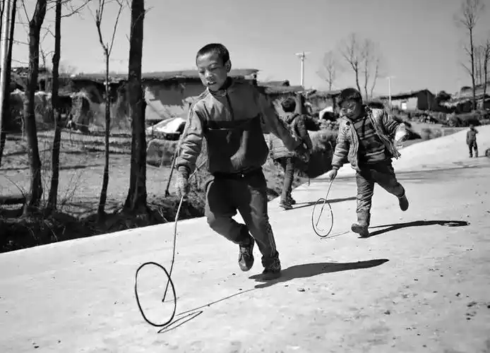 沾到头发上衣服上,很难取下来.小时候穿的裤子都是用这样的松紧带.