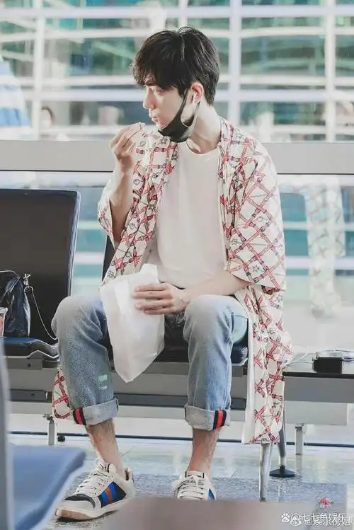 肖战腿毛上热搜了,确实好长呀