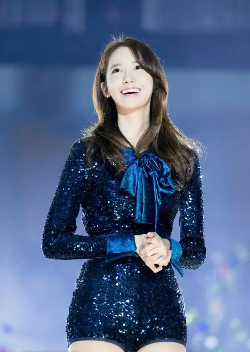 林允儿的舞台造型look,各种风格都hold得住,最后一图太性感了