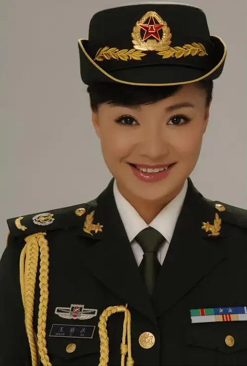 军旅歌手王丽达,不爱红妆爱武装