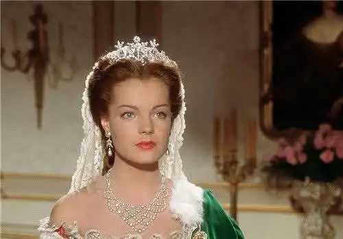 茜茜公主腰围有多细?身高1米72,腰围45厘米,怀孕期间仍在束腰