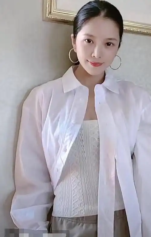 王灿晒杜淳视角美照,产后两个月瘦回巅峰,穿露脐装自信秀小蛮腰