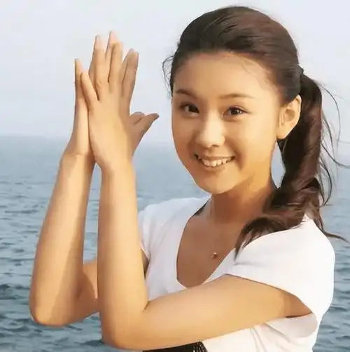 李小萌小时候,经常努力拓展自己的眼界,从不沉湎于消遣自己的兴趣爱好