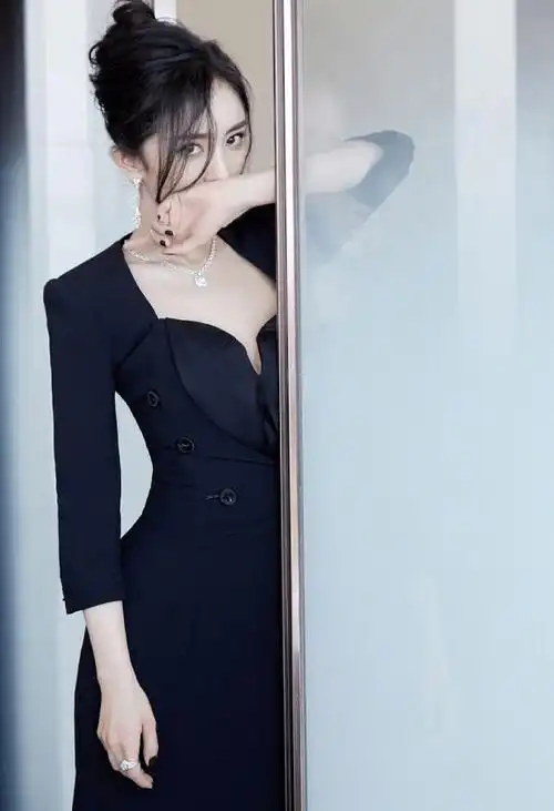 美得高级杨幂拾光盛典造型穿一袭黑色开叉裙秀大长腿