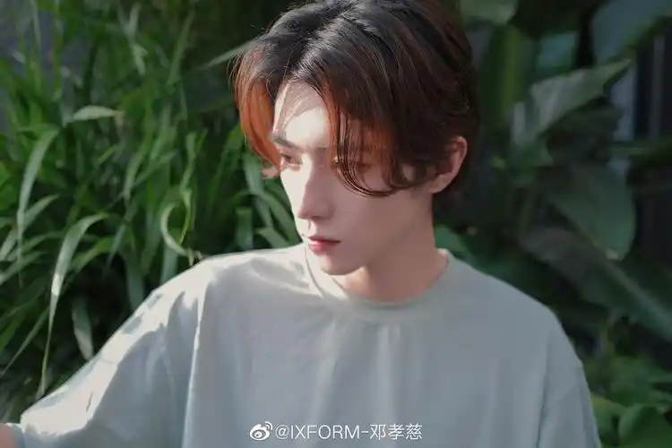 邓孝慈微博更新:8月你好 小慈侧颜太绝了!