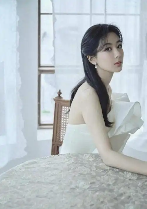 杨紫摊上大事了!戴假发片拍防脱发广告,评论区"沦陷"了!