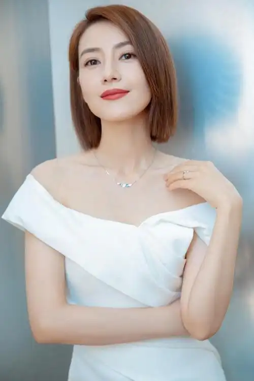 被高圆圆的写真美到了棕色头发配白色露肩裙尽显女神范儿