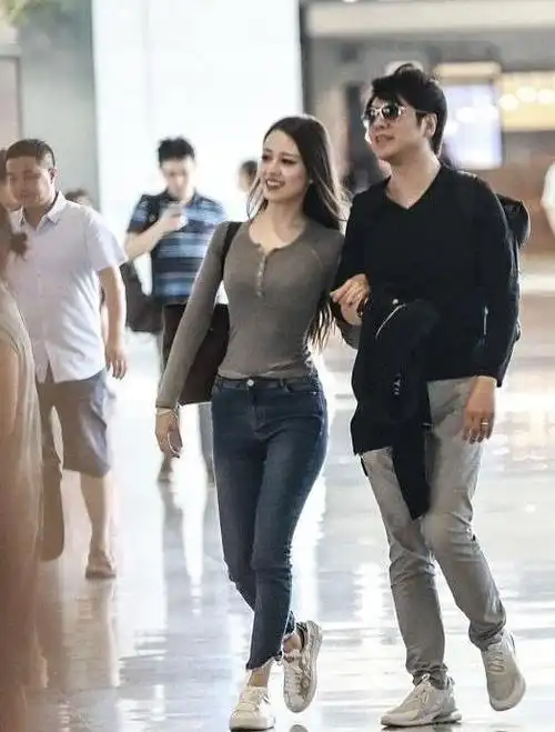 朗朗为妻子庆生撒狗粮吉娜粉衣绿裙身材出众筷子腿比超模还细