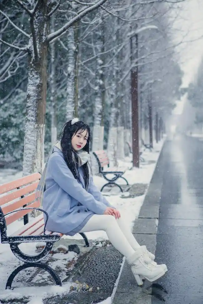 雪地中的小姐姐,白丝美腿比雪还白