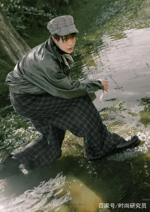 绝了!王一博雀斑造型,侧躺草地露出"小肚皮",太撩人