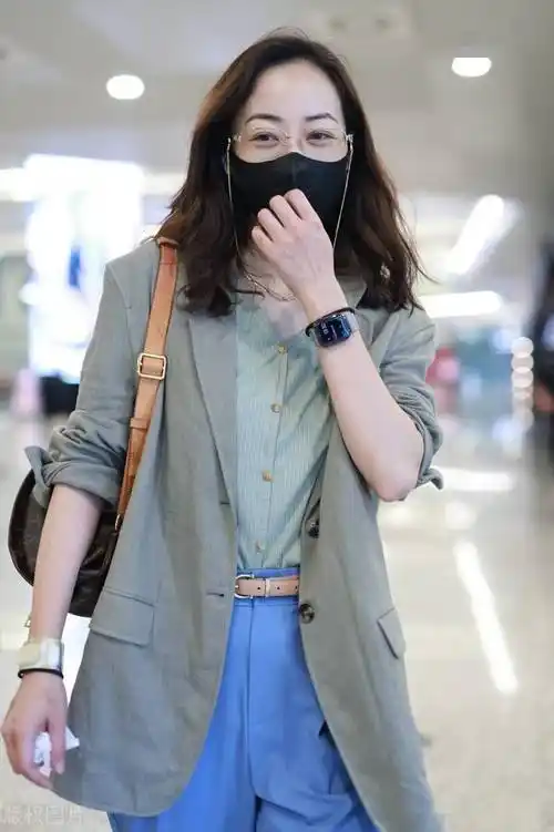 2022年7月5日,上海,韩雪现身机场.