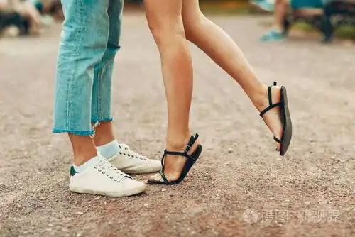 爱情故事年轻人亲吻女人踮起脚尖把腿收起来