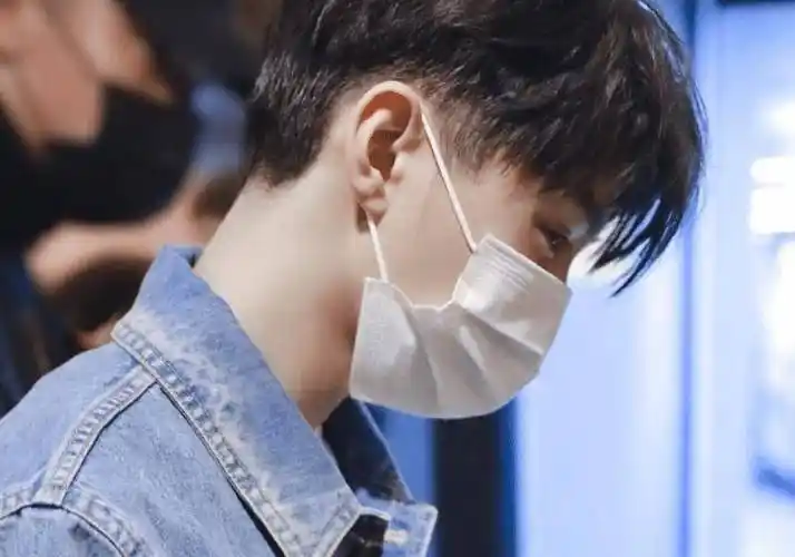 王俊凯机场照遭"疯传",五官精致立体,看清侧脸:这颜谁不爱?