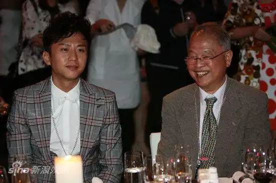 组图:陆毅新发型帅气亮相 准爸爸邓超童心未泯