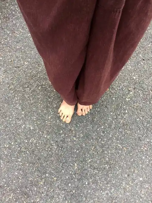 妇女的躺式裤子和赤脚在石头地面背景照片-正版商用图片0xo29q-摄图新