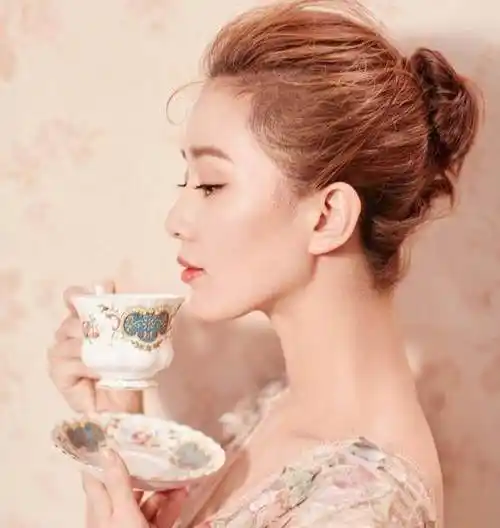 侧脸照,赵丽颖极致动人,刘亦菲美如画,杨幂却暴露缺点_感觉_女明星