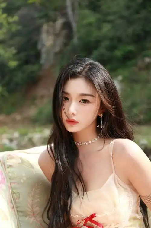 孔雪儿吊带纱裙搭配美拉德袖套,这一套真的美到我心里