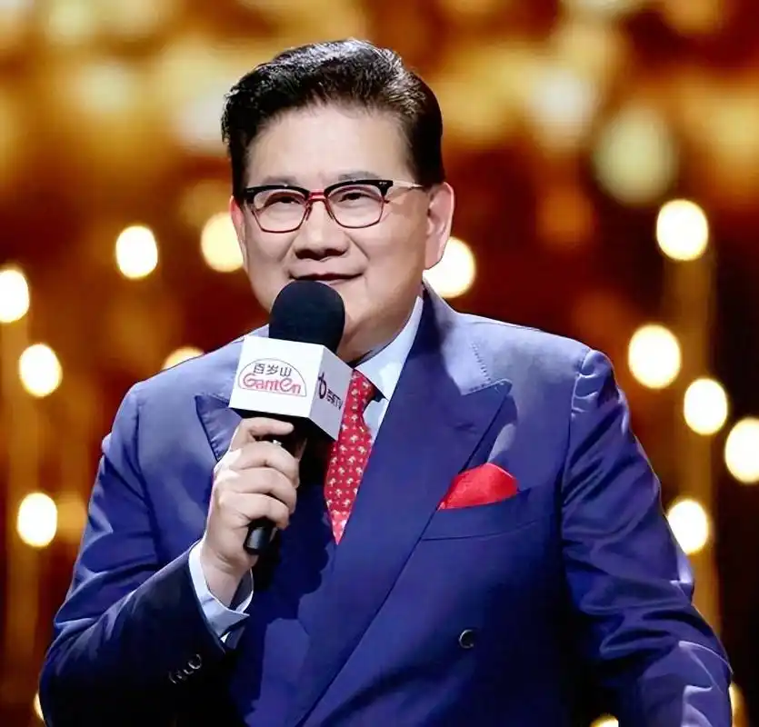 曹可凡的双面人生 曹可凡,知名主持人,成功背后的艰辛历程,但他的双面