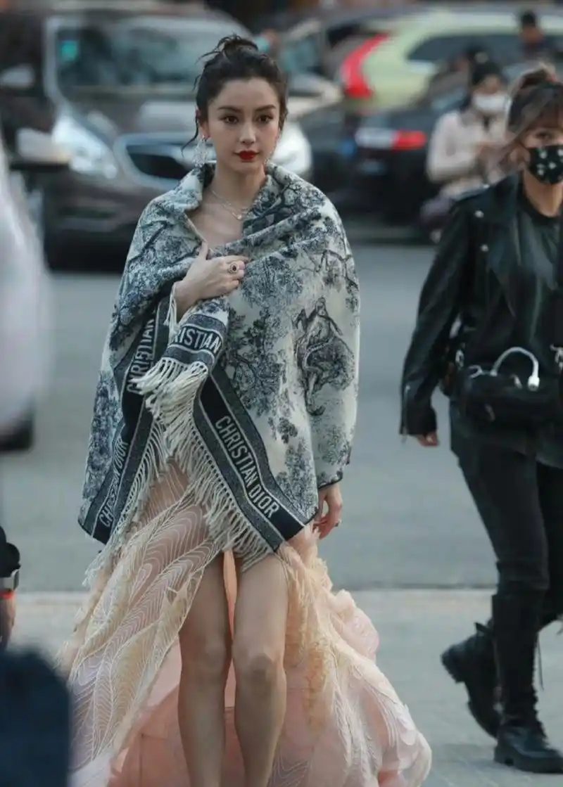 杨颖瘦的原因# angelababy瘦得太过分了,胸前的肋骨都清晰可见,快瘦