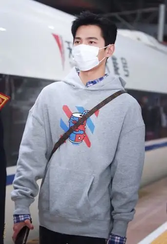 杨洋灰色卫衣造型