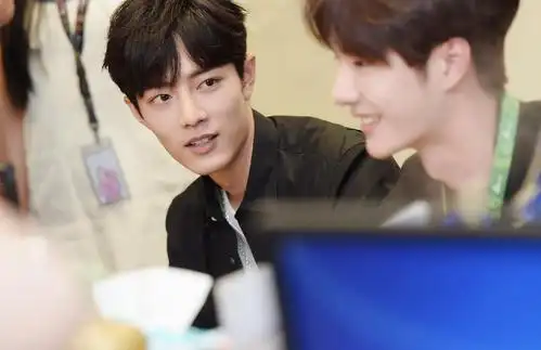 肖战王一博高清对视图来啦!同是黑色衬衫穿搭,风格差距这么大?