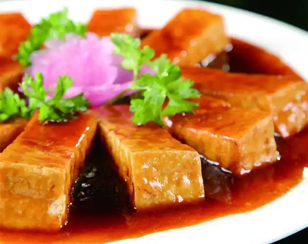 鲁菜精华食不厌精脍不厌细细嚼一品豆腐尝孔府菜精粹