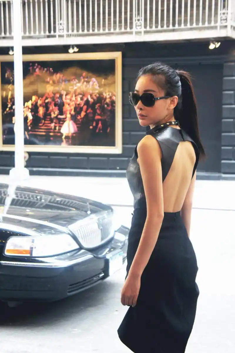 周扬纽约街拍皮质短裙蛮腰小露