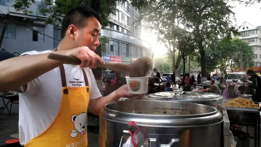 一样的豆腐脑不一样的做法小伙子专卖卤汁豆腐脑深受老人们喜爱