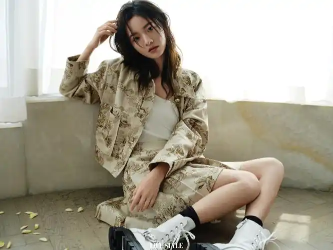 季节》口碑与点击一起一路飘红的,还有千禧年出生的"00后"演员李庚希